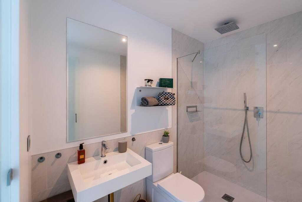 Zdjęcie z galerii obiektu Close to Amenities 3 Bed/2 Bath Apartment in Estepona with Pool View! w mieście Estepona