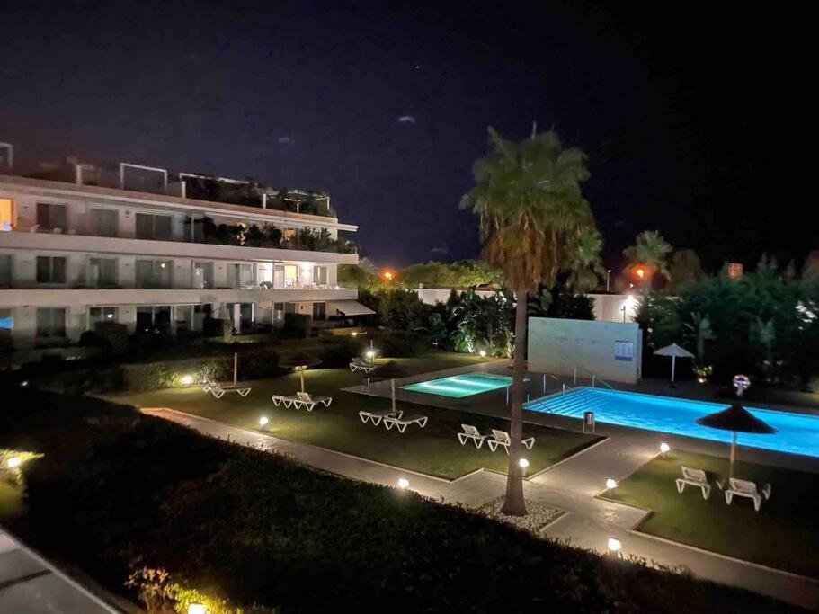 Zdjęcie z galerii obiektu Close to Amenities 3 Bed/2 Bath Apartment in Estepona with Pool View! w mieście Estepona