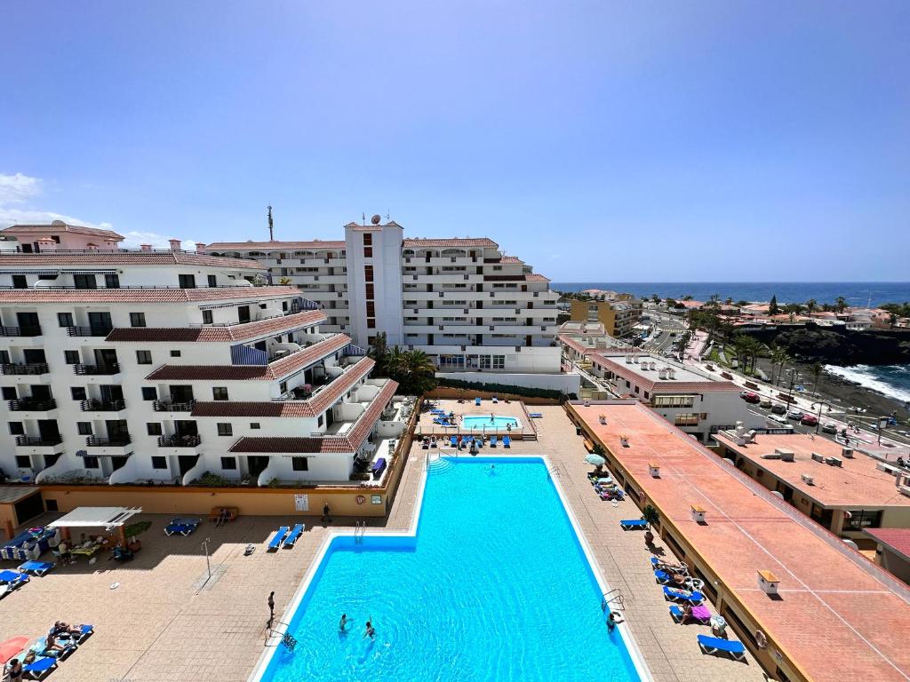 vista su un resort con piscina e edifici di Beach Sun Arena a Puerto de Santiago