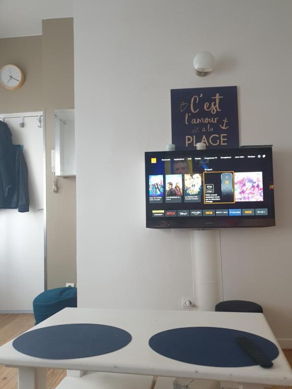 Televízia a/alebo spoločenská miestnosť v ubytovaní L' escale du bord de mer