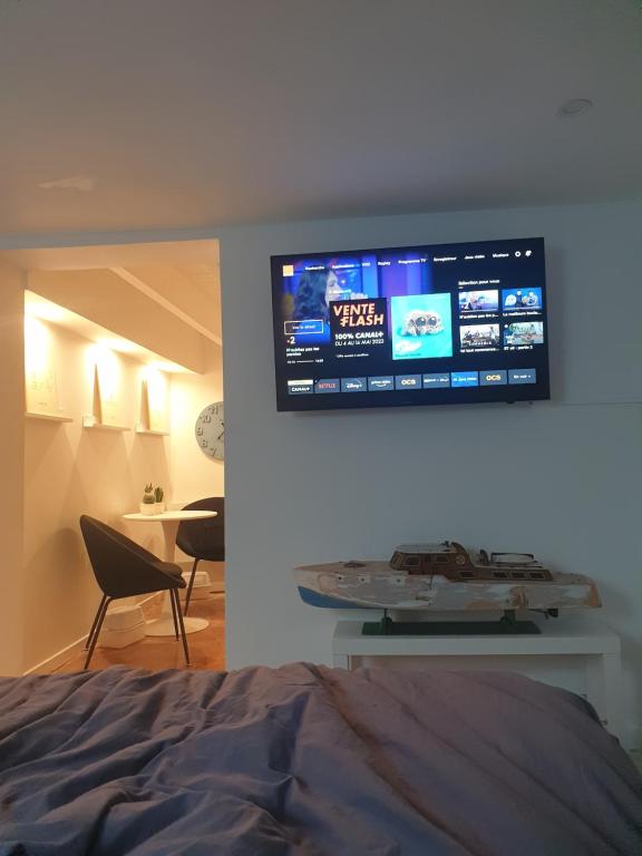 Televízia a/alebo spoločenská miestnosť v ubytovaní L' escale du bord de mer