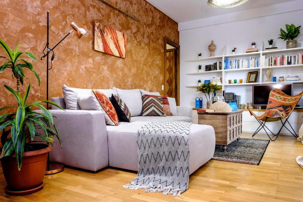 sala de estar con sofá y mesa en Sweet Inn - Atic Eloi, en Barcelona