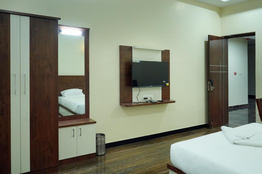 TV a/nebo společenská místnost v ubytování HOTEL NIVETHA INN