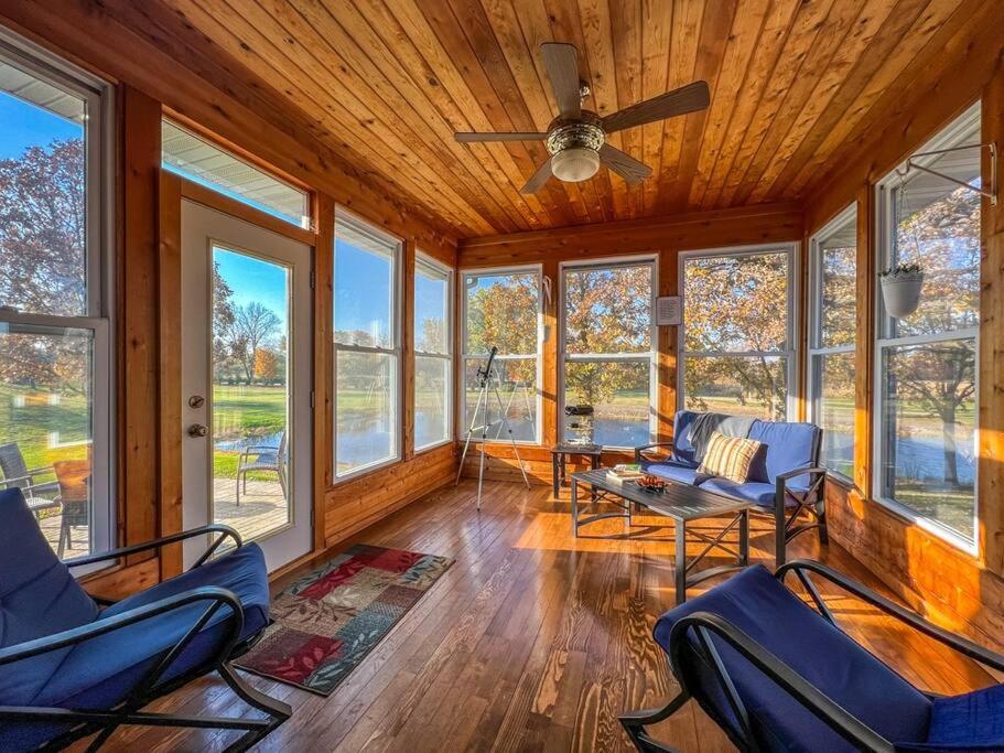 Predel za sedenje v nastanitvi Charming Lake Geneva, Wisconsin 3BR/2Bath Home - Shagbark Waters