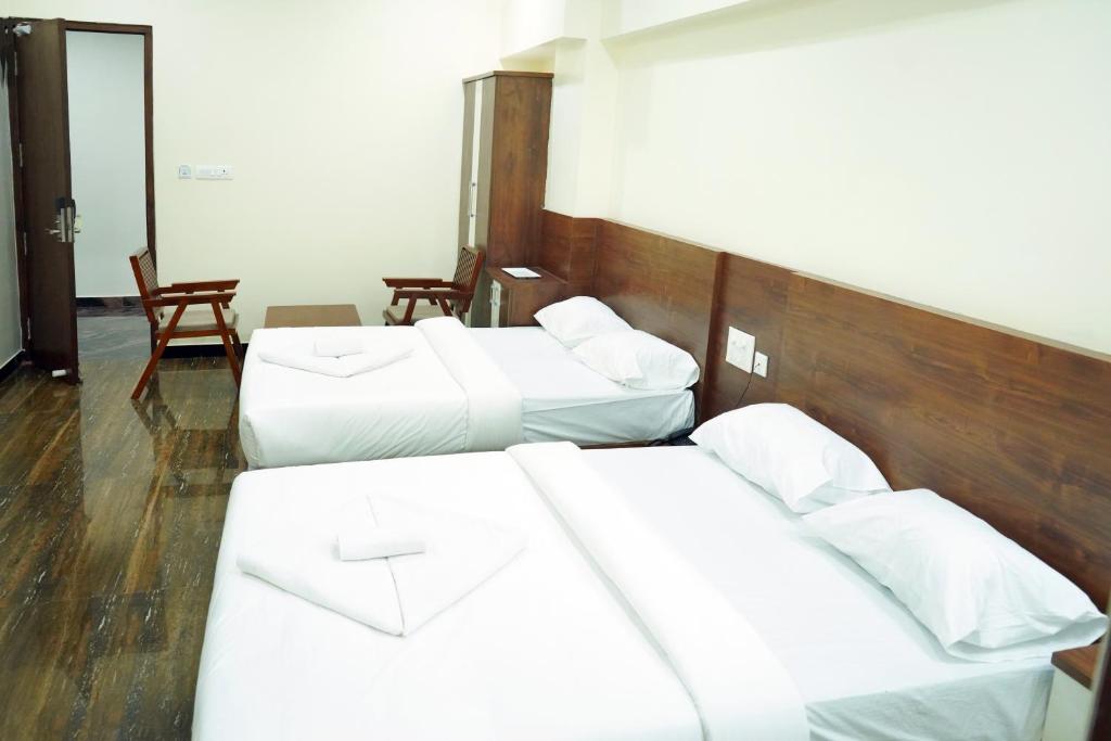 Postel nebo postele na pokoji v ubytování HOTEL NIVETHA INN