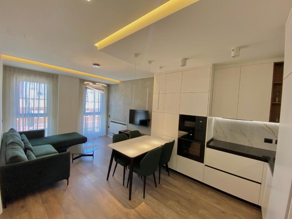 Lux Apartment 02 + Free Parking Post - Imazhi 5