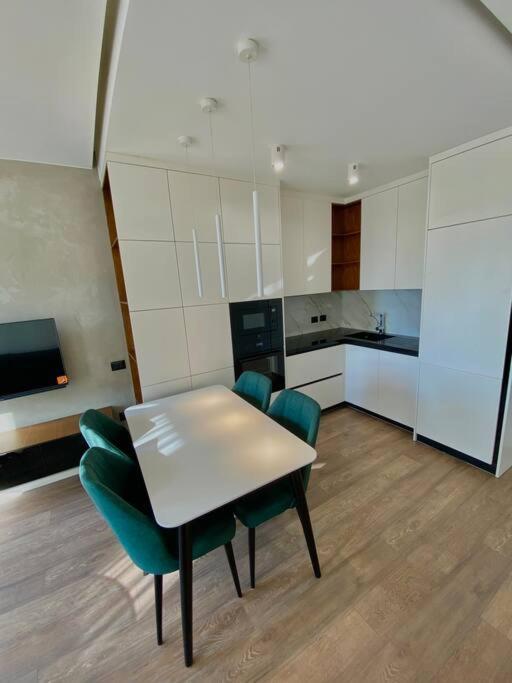 Lux Apartment 02 + Free Parking Post - Imazhi 4