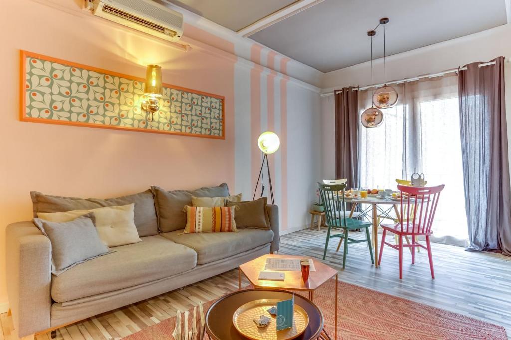 uma sala de estar com um sofá e uma mesa em Sweet Inn - Charming in Sant Gervasi em Barcelona