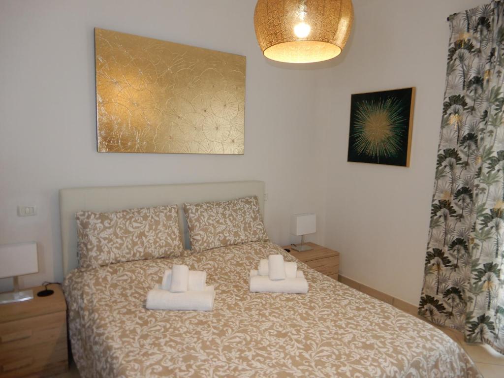 una camera da letto con un letto con due candele sopra di Caserta Royale Family a Coccagna