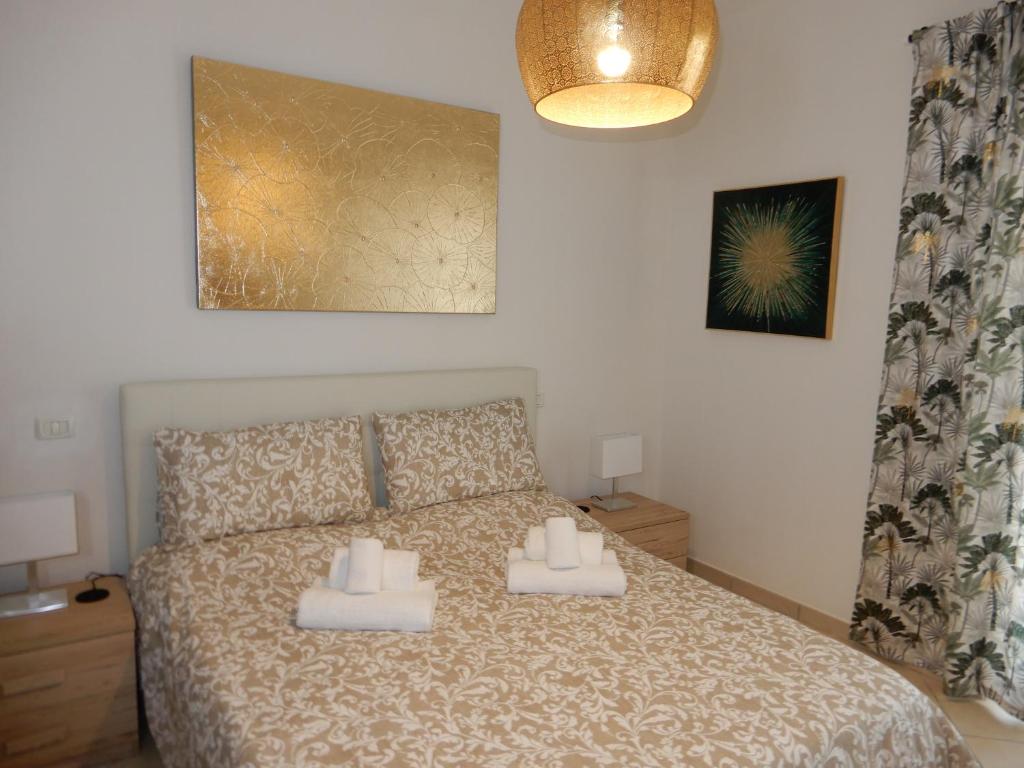 Un dormitorio con una cama con dos velas encima. en Caserta Royale Family, en Coccagna