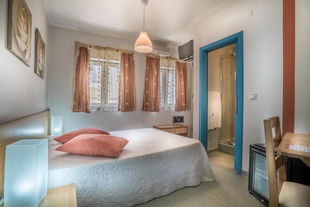 um quarto com uma cama com duas almofadas em WEAA Hotel na Nazaré