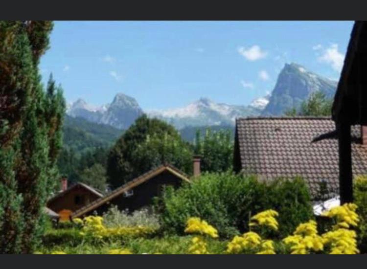 een uitzicht op een huis met bergen op de achtergrond bij CHALET Indépendant Les Petits Yetis in Verchaix