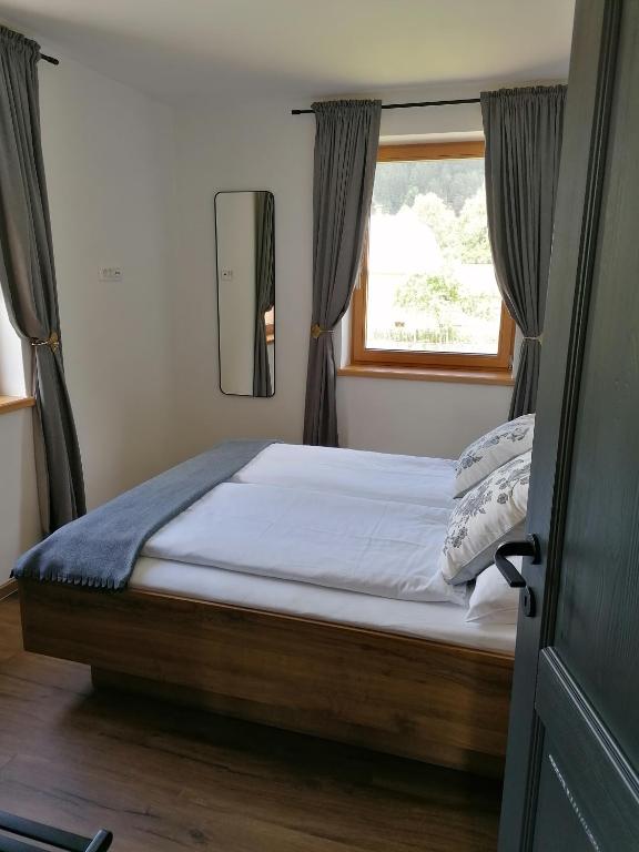 Postel nebo postele na pokoji v ubytování Apartments Gorski raj