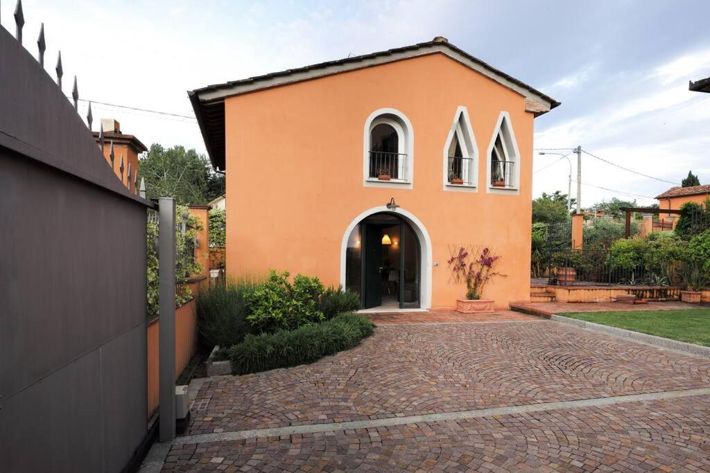 une église avec une passerelle en briques devant un bâtiment dans l'établissement Dépendance Petri, à Uzzano