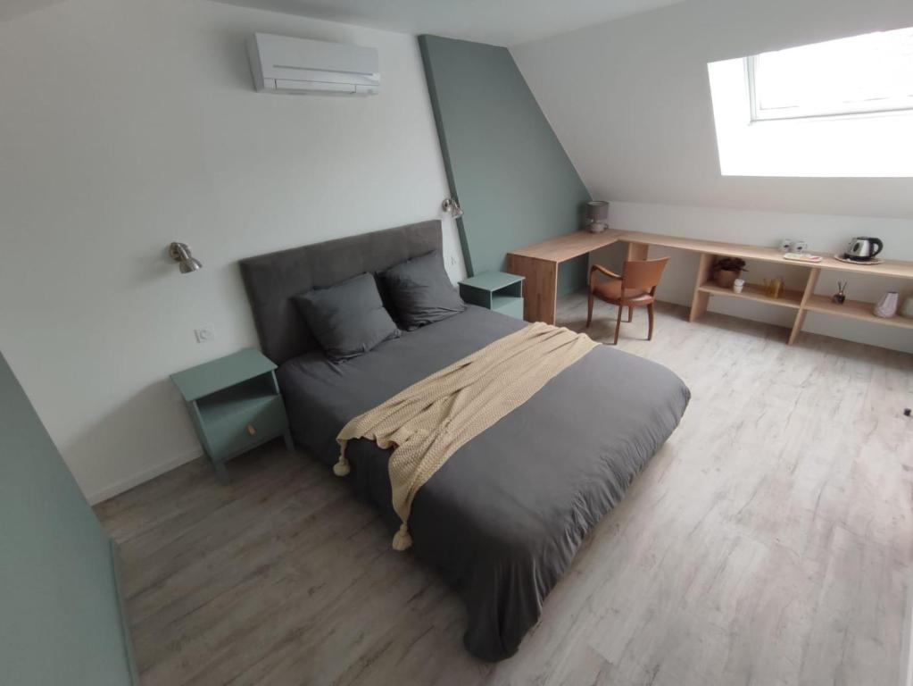 - une petite chambre avec un lit et un bureau dans l'établissement A l'Ombre des Bois, Chambre double confort, à Neung-sur-Beuvron