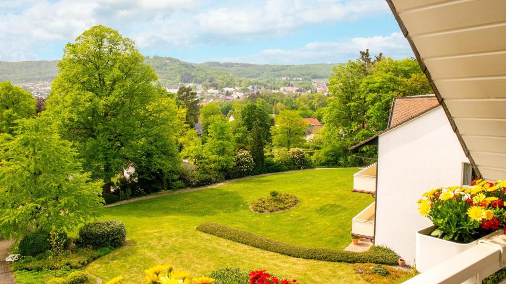 uma vista para um quintal a partir de uma casa em Haus am Steinberg em Bad Driburg