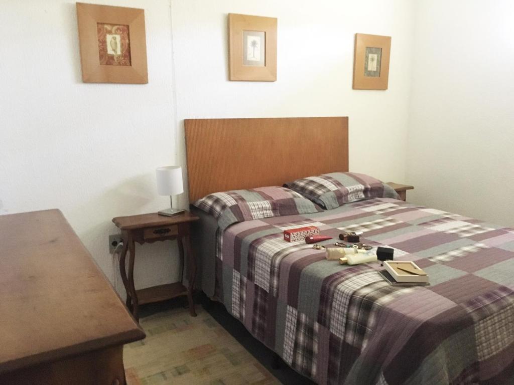 1 Schlafzimmer mit 2 Betten, einem Tisch und einem Bett in der Unterkunft Loft Campinas in Campinas