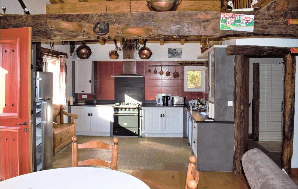 Köök või kööginurk majutusasutuses 2 Bedroom Cozy Home In Bidarray