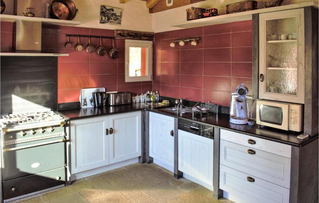 Köök või kööginurk majutusasutuses 2 Bedroom Cozy Home In Bidarray