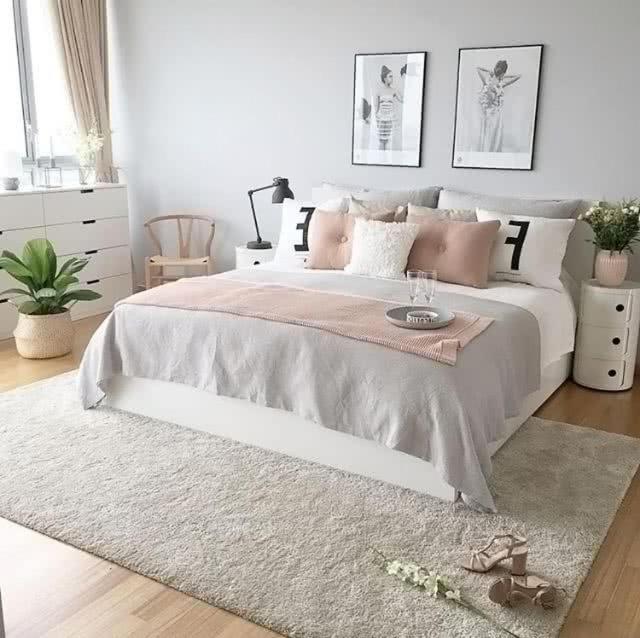 ein Schlafzimmer mit einem großen weißen Bett mit einem Teppich in der Unterkunft Ingenio 