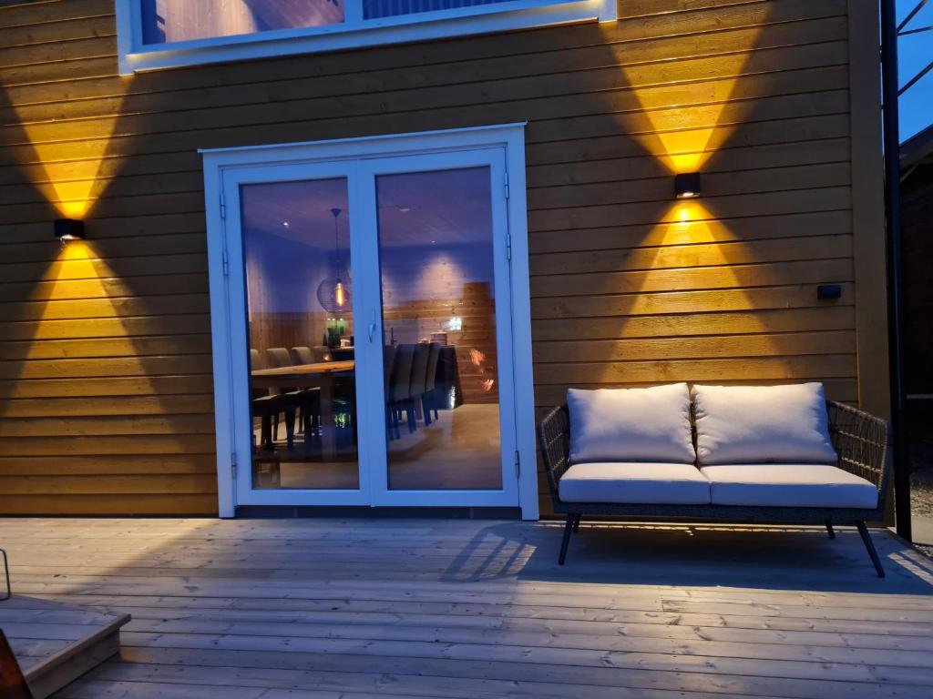 un sofá sentado en un lado de una casa en Rorbu ved sjøen, en Bud