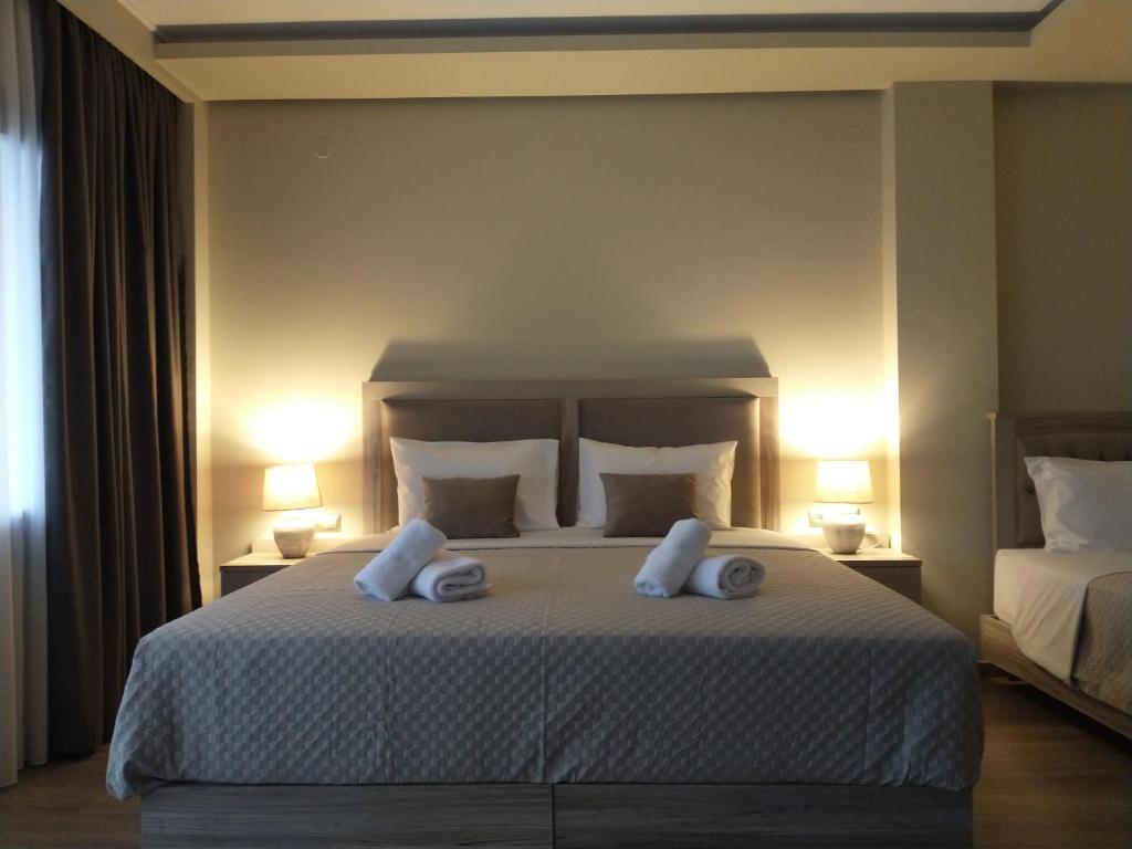 - une chambre avec un lit et 2 serviettes dans l'établissement Menta, à Litochoro