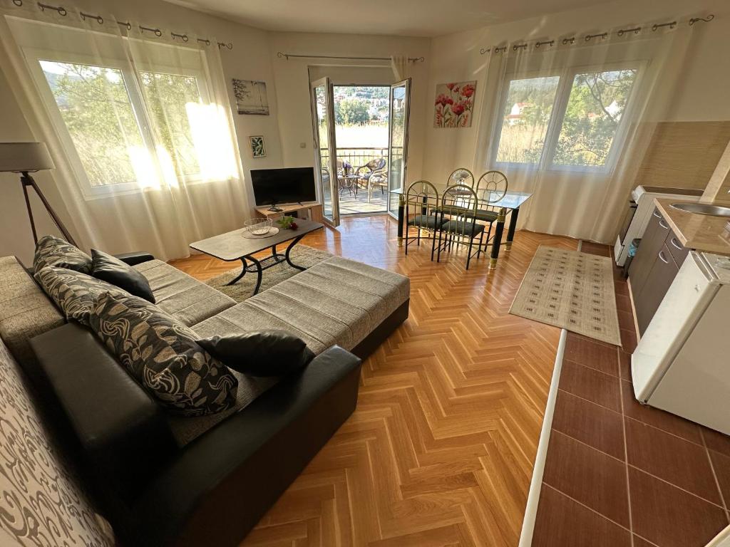 sala de estar con sofá y mesa en Porodični Apartman Igalo en Igalo