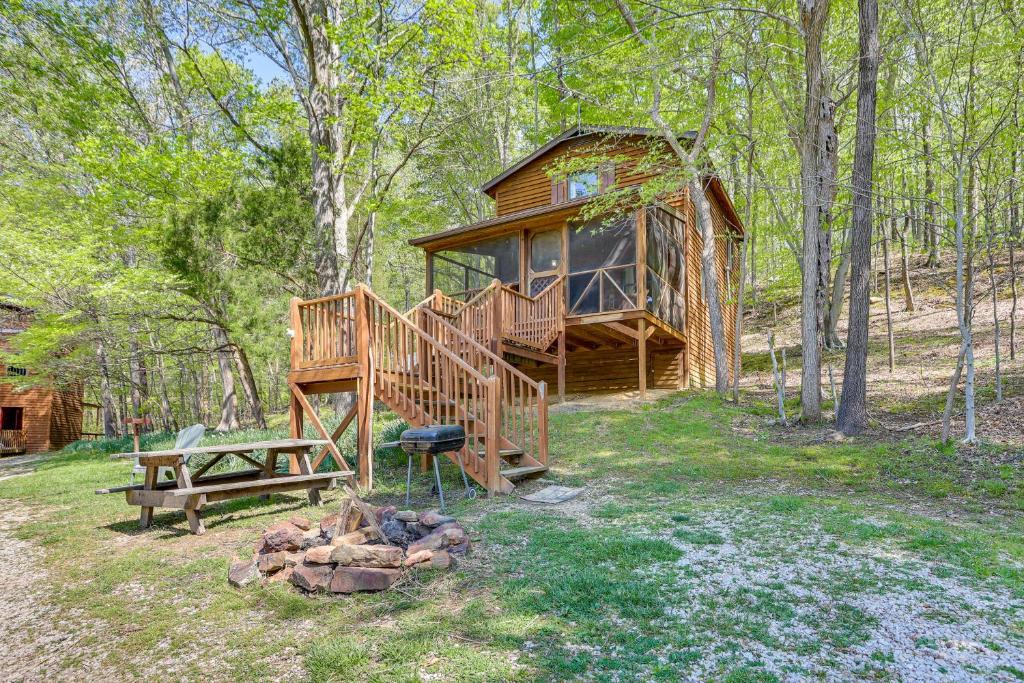 Cabaña de madera grande en el bosque con fogata en Cozy Indiana Cabin Rental with Private Porch and Grill, en Taswell