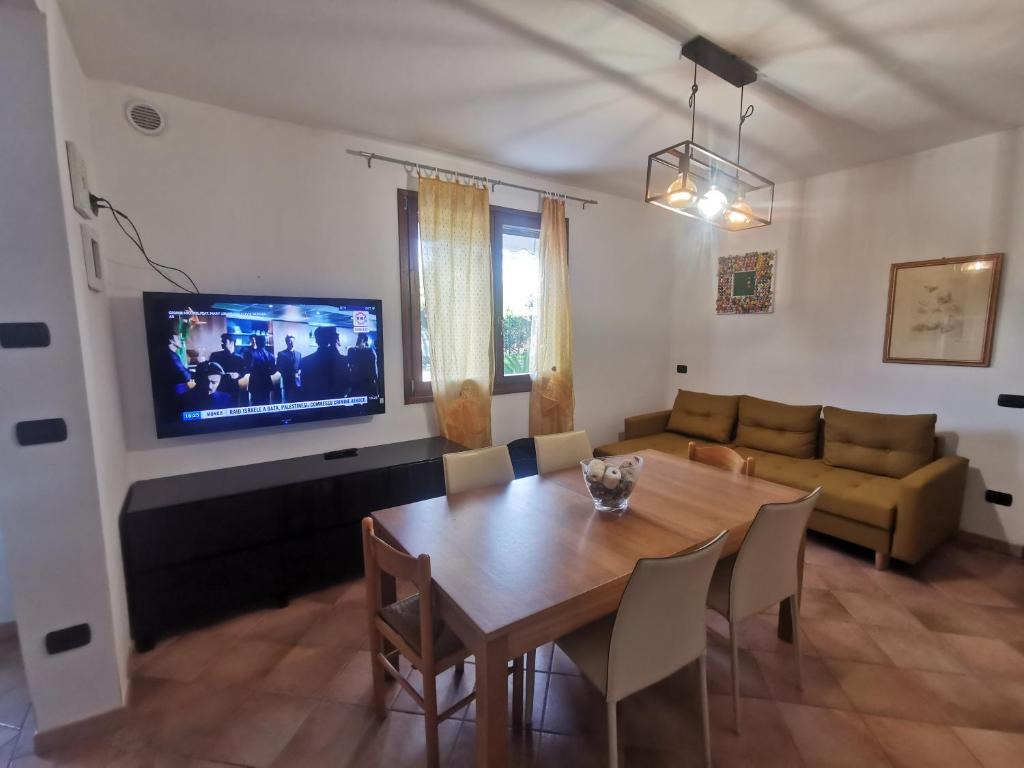 - un salon avec une table en bois et un canapé dans l'établissement FONDO MARSIGLIA 110, à Lido di Spina