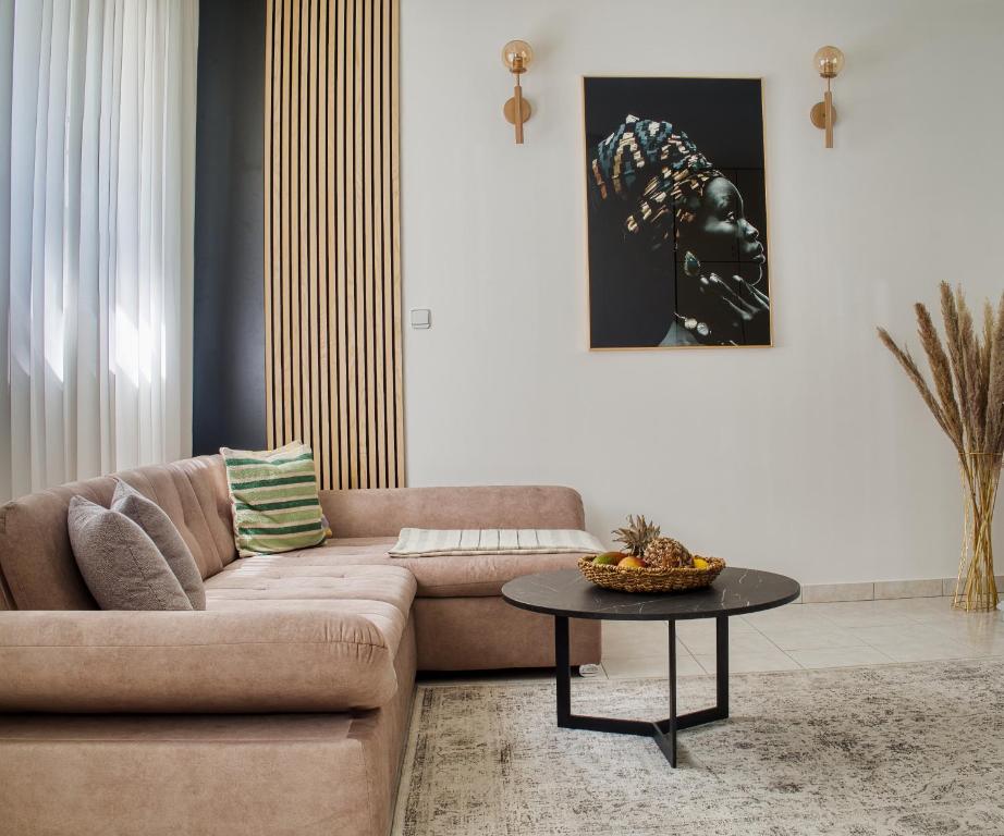 uma sala de estar com um sofá e uma mesa em NIVI Apartment em Split