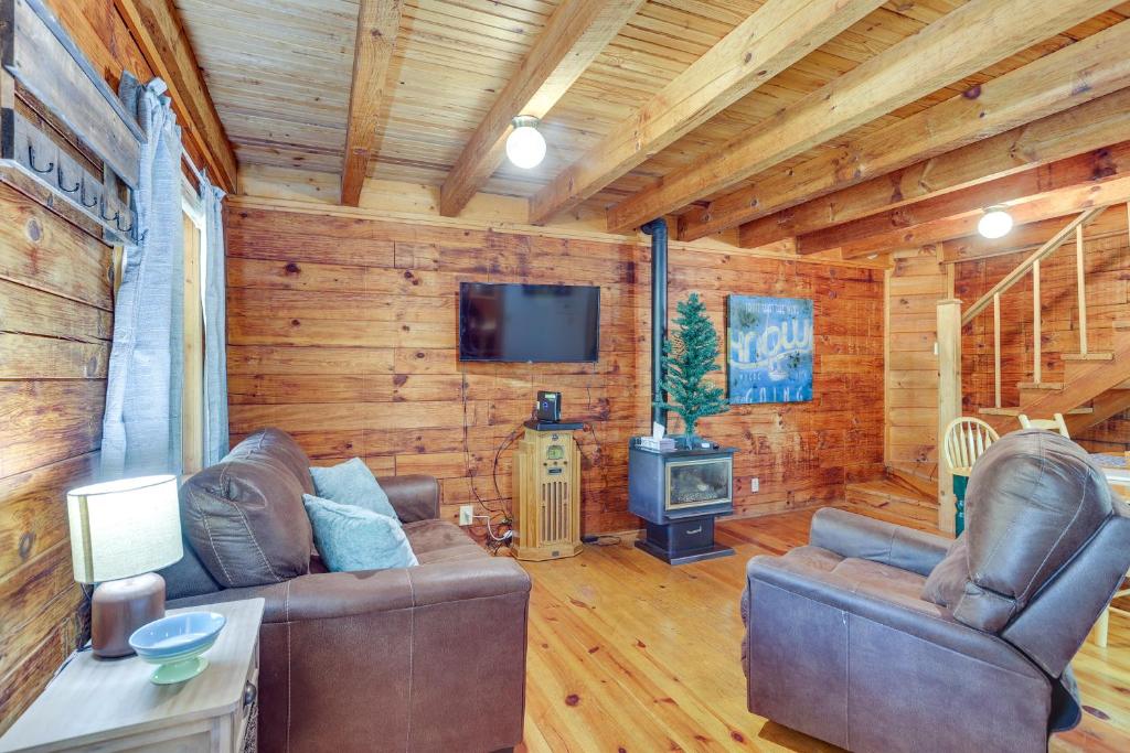 una sala de estar con sofás y TV en una cabina en Home Near Hoosier National Forest with Fire Pit!, en Taswell