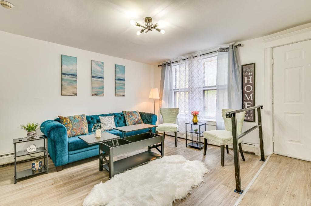 sala de estar con sofá azul y mesa en Downtown Albany Apartment Walkable Location!, en Albany