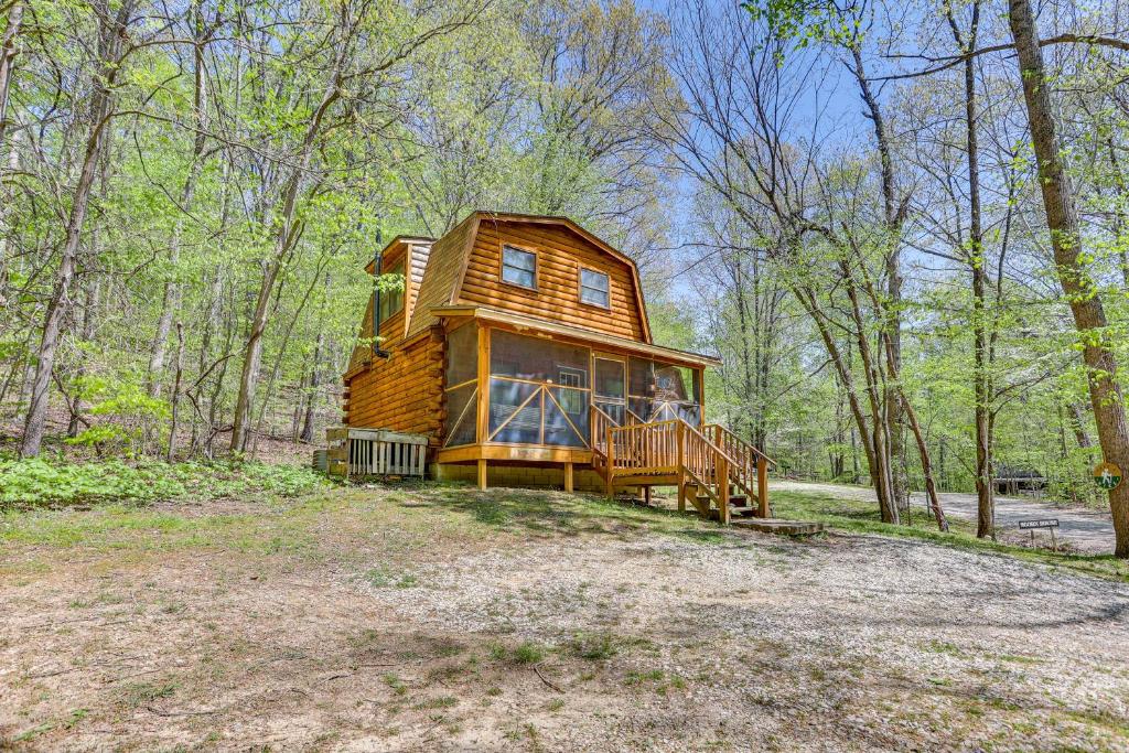 Cabaña de madera grande en el bosque con árboles en Comfy Taswell Cabin Rental - Community Amenities!, en Taswell