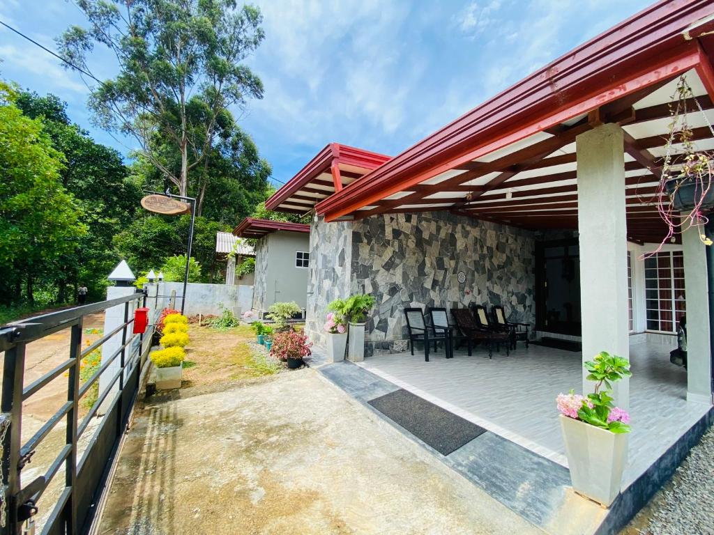 dom z drewnianym płotem i patio w obiekcie Uva Escape Holiday Bungalow w mieście Bandarawela