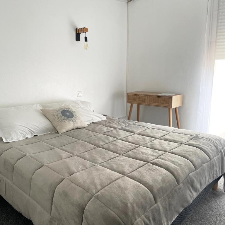 Postel nebo postele na pokoji v ubytování Ezz'Hotel Canet