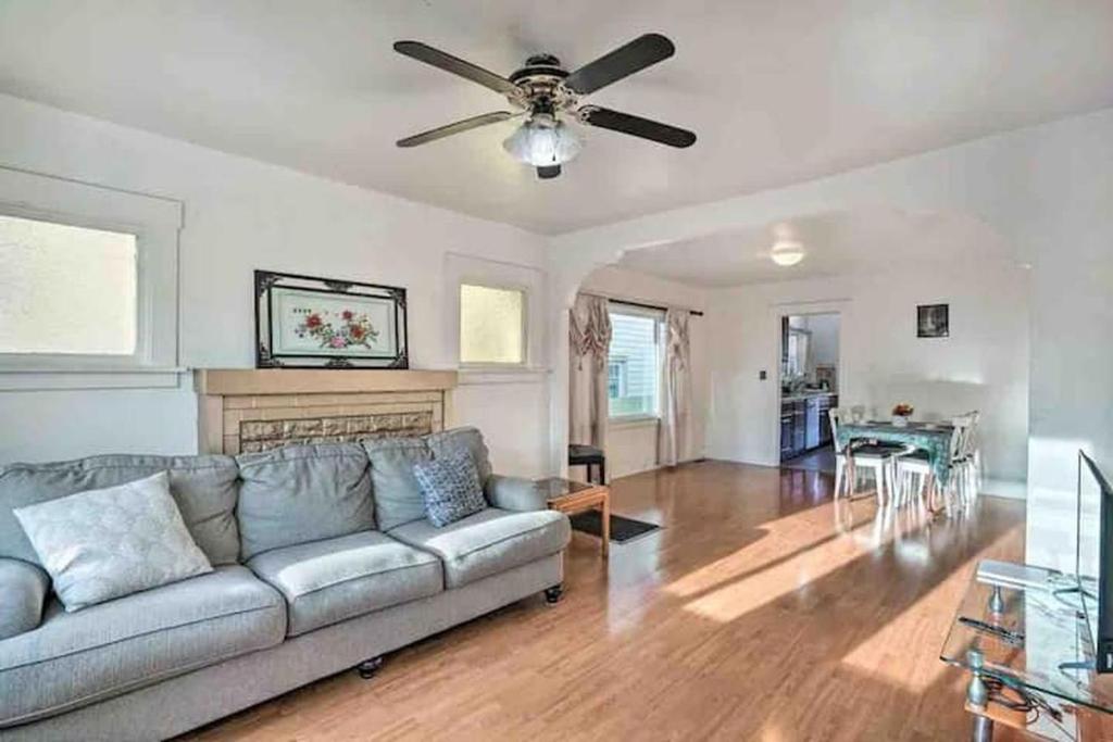 Serenity Stay! 2BR 1BA House w W&D in Amazing Location!, Oakland