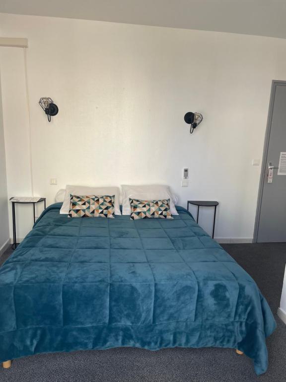 Postel nebo postele na pokoji v ubytování Ezz'Hotel Canet