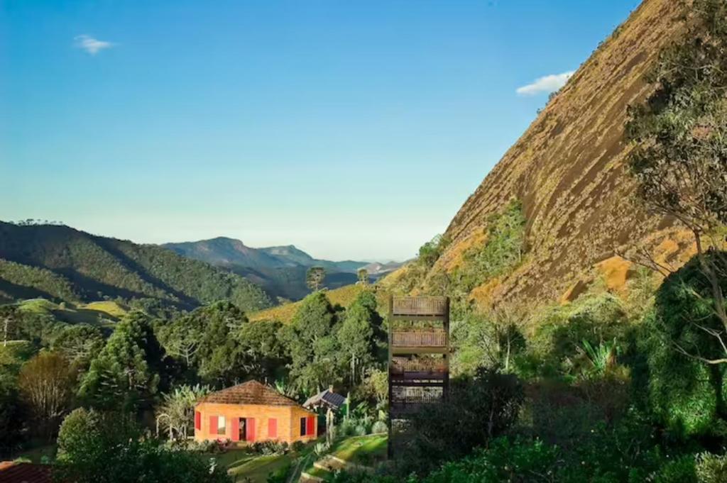 una casa en medio de una montaña en Quinta da Prata en Bocaina de Minas