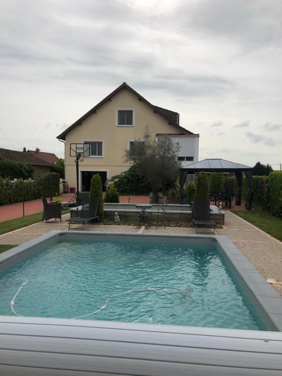ein Pool vor einem Haus in der Unterkunft Les Pichies, Villa Antonio, piscine & spa in Digoin