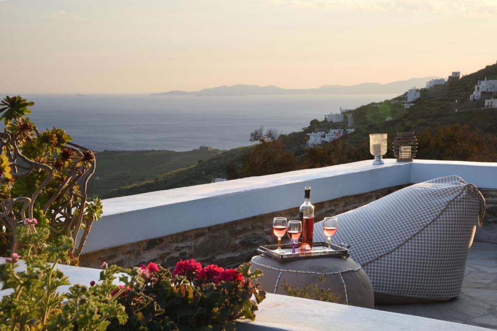 un tavolo con due bicchieri di vino su un cornicione di Triantaros Artful Houses a Triandáros