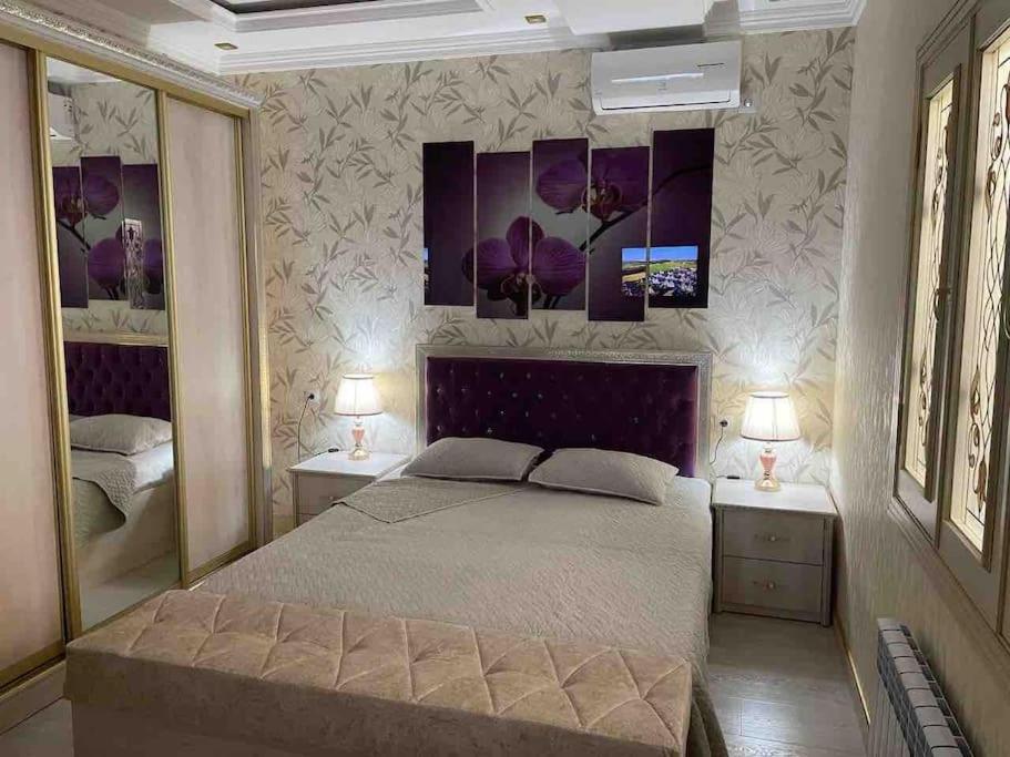 um quarto com uma cama grande e duas mesas com candeeiros em Luxury huge Apartment em Tashkent