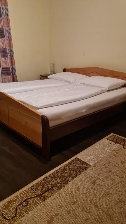Postel nebo postele na pokoji v ubytování Pension Stadt Grein