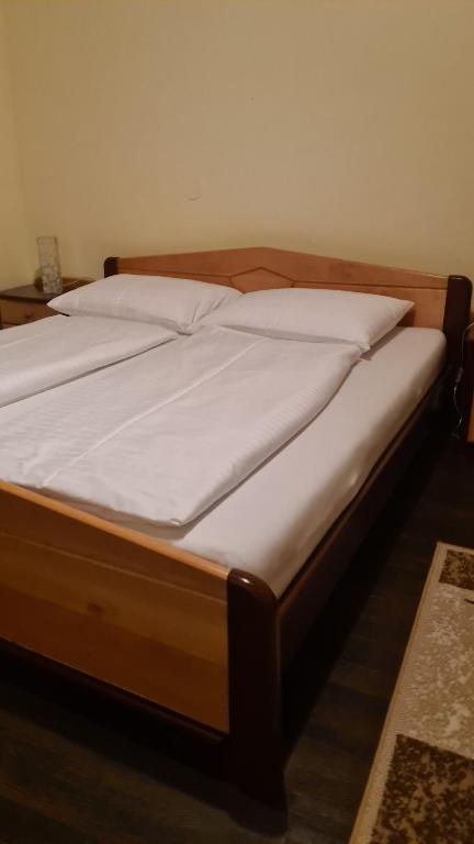Postel nebo postele na pokoji v ubytování Pension Stadt Grein