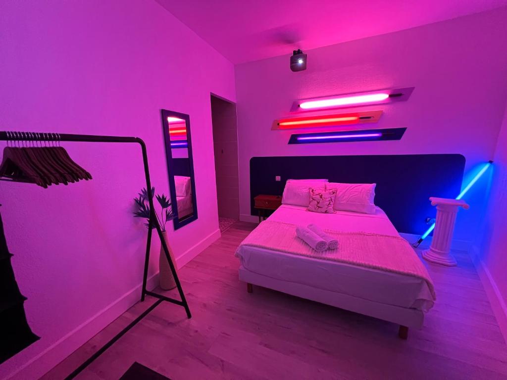 ニームにあるRoma Reva: design et home cinemaのピンクの部屋(ベッド1台、鏡付)