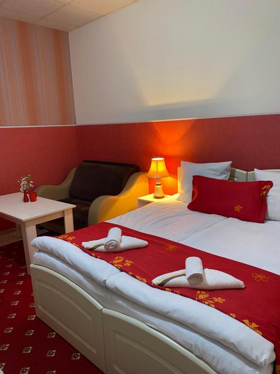 Postel nebo postele na pokoji v ubytování Lind Hotel and Guest House