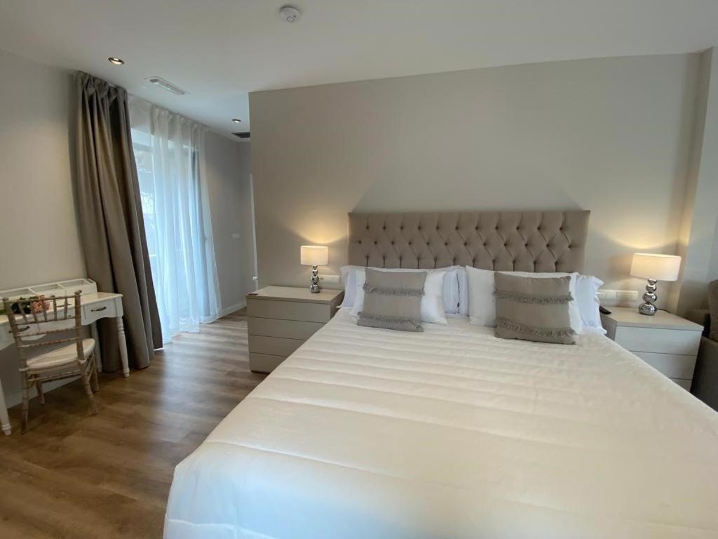 Łóżko lub łóżka w pokoju w obiekcie A PONTEVELLA Alojamiento Boutique, Sobradelo
