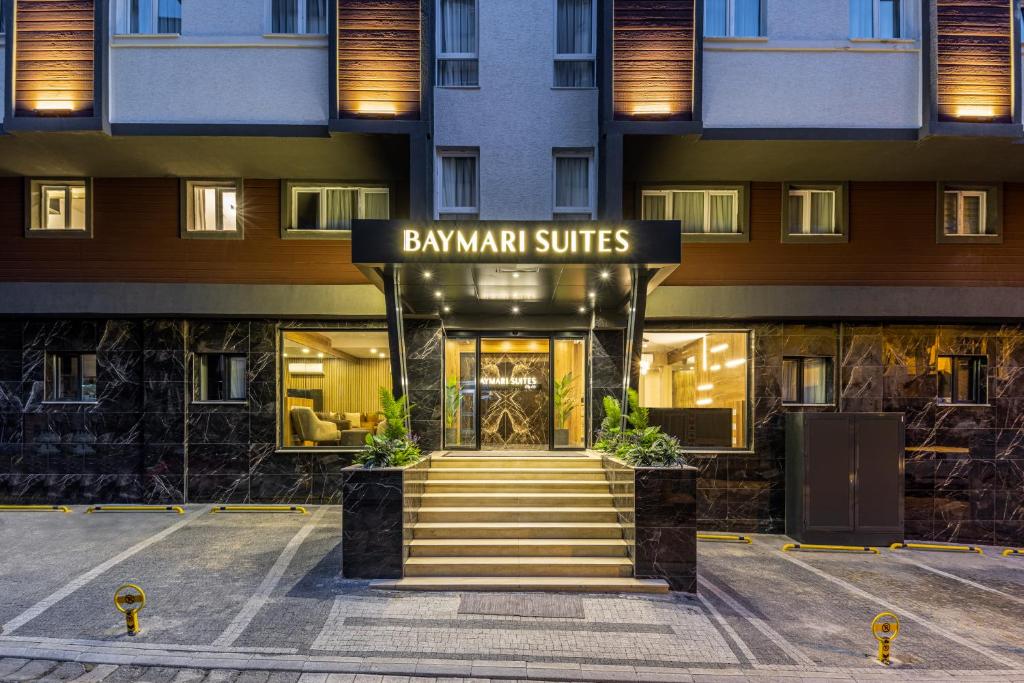 un edificio con entrada a una suite de madera en BayMari Suites City Life, en Estambul