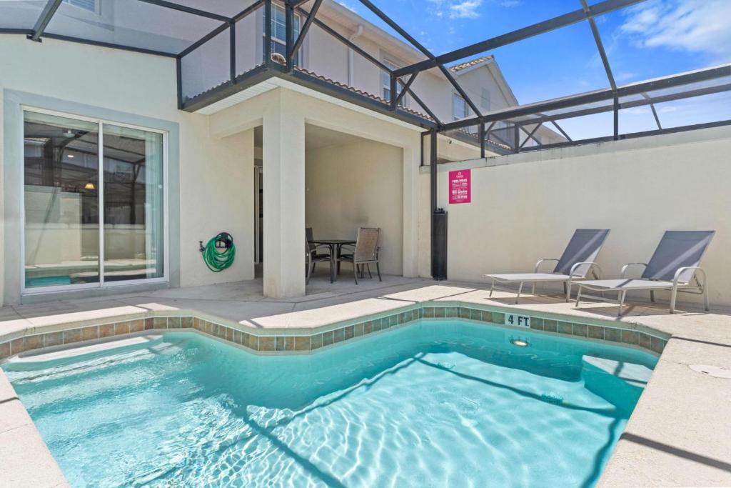 una piscina en medio de una casa en 4813 Crusoe Street, en Kissimmee