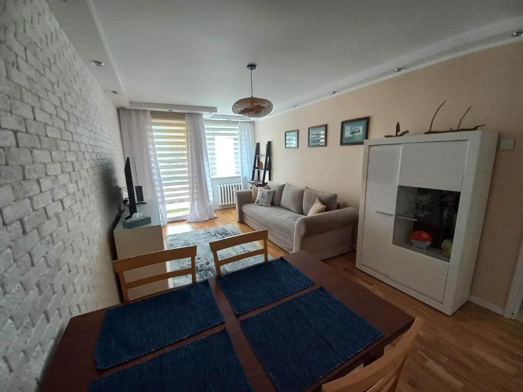 Apartament Gruba Ryba في بوك: غرفة معيشة مع طاولة وأريكة