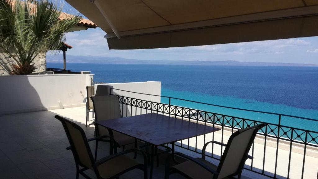 Zdjęcie z galerii obiektu Ioanna - Panoramic Sea View Apartment w Áfitos